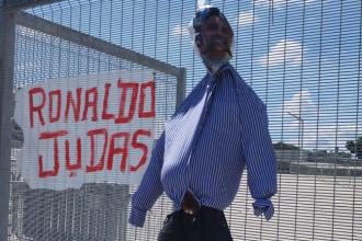 Cruzeiro: torcedores queimam boneco de Ronaldo e pedem saída de dirigentes