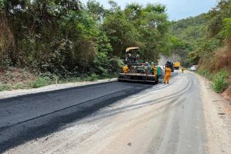 São Gonçalo do Rio Abaixo: Asfaltamento da estrada de Peti chega próximo ao Gralhos