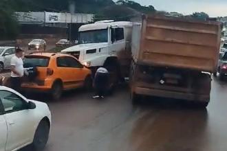 Batida envolvendo caminhão carro e moto deixa trânsito complicado no Anel Rodoviário