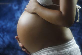 INSS alerta que não usa intermediário para liberar salário-maternidade