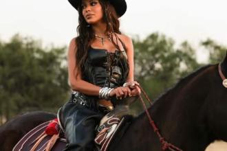 Anitta usa look sensual para andar a cavalo antes de show em Miami