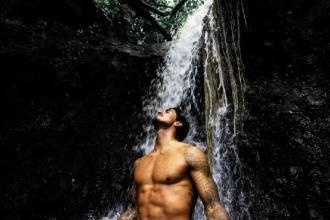 Gabriel Medina toma banho de cachoeira e recebe elogios