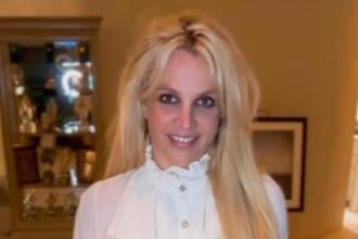 Britney Spears surge de biquíni em espelho e corpo de 'boneca' chama atenção