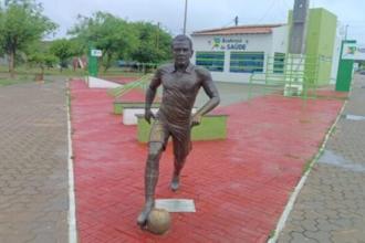 Estátua de Daniel Alves é retirada de praça de cidade natal do ex-jogador