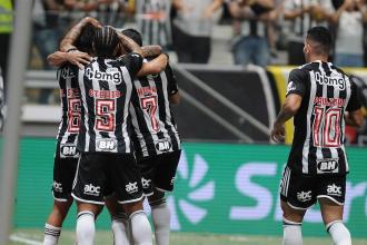 Campeão da Libertadores pelo Atlético enaltece Milito e elenco: 'Brigará por tudo'