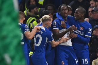 Chelsea vence e complica Tottenham na briga por vaga na Champions