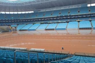 Gramado da Arena do Grêmio é atingido por enchente em Porto Alegre