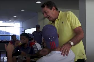 Vídeo: Pedrinho 'motiva' elenco do Cruzeiro antes de viagem para Colômbia