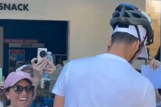 Precaução! Djokovic diverte fãs ao dar autógrafo de capacete em Roma