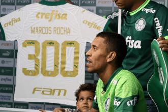 Ex-Atlético, Marcos Rocha é homenageado pelo Palmeiras por atingir marca de 300 jogos