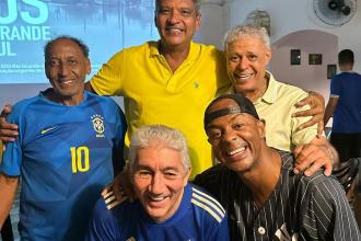 Joãozinho e outros ídolos do Cruzeiro celebram vitória na Sul-Americana em bar de BH