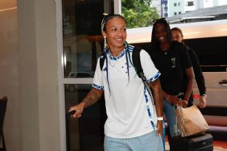 Byanca Brasil se apresenta à Seleção feminina com camisa do Cruzeiro