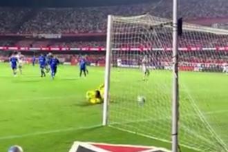 Goleiro do Cruzeiro é traído por 'montinho' em gol do São Paulo