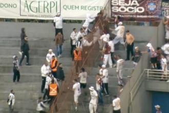 Torcidas do Caxias e Figueirense brigam dentro do estádio em jogo da Série C