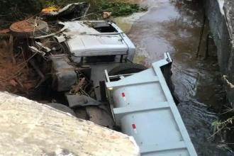 BR-356: carreta cai de ponte em Muriaé; motorista escapa pulando do veículo