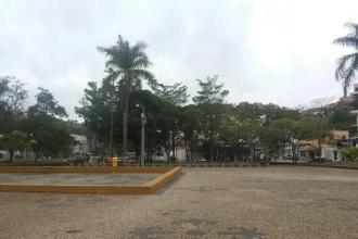 Prefeitura de Itabira informa sobre supressão de árvores mortas na praça Acrísio Alvarenga
