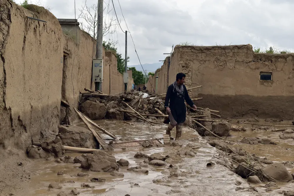 Enchentes matam mais de 300 pessoas no Afeganistão após fortes chuvas, diz ONU.