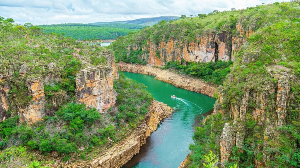 Capitólio reúne cânions, lago e grandes paredões de pedra //