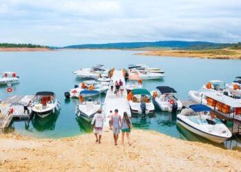 Capitólio chama atenção pelas águas verdes e pelos passeios de barco //