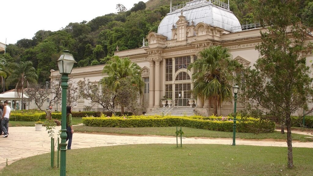 Caxambu reúne fontes minerais, jardins e construções históricas //