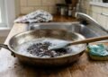 Uma panela queimada pode ser recuperada com menos risco quando a crosta é primeiro amolecida e o método de limpeza é escolhido de acordo com o material