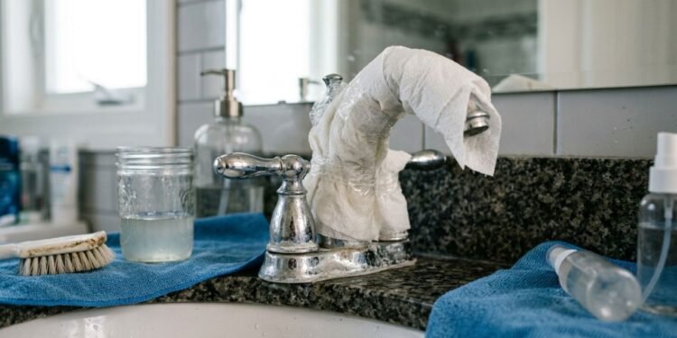 A limpeza de torneiras cromadas pode usar vinagre branco diluído para amolecer depósitos minerais, desde que o acabamento seja compatível e a superfície seja enxaguada e seca logo depois