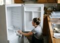 A limpeza da geladeira precisa alcançar gavetas, trilhos, cantos e outras áreas escondidas onde resíduos podem permanecer e fazer o mau cheiro voltar