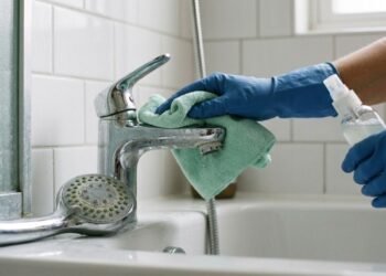 O calcário se acumula quando a água evapora e deixa minerais sobre torneiras e chuveiros, formando manchas opacas e crostas que podem reduzir a passagem de água
