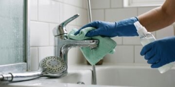 O calcário se acumula quando a água evapora e deixa minerais sobre torneiras e chuveiros, formando manchas opacas e crostas que podem reduzir a passagem de água