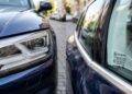 letra E seguida de um número gravada nos vidros e faróis dos carros