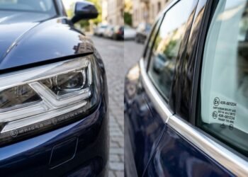 letra E seguida de um número gravada nos vidros e faróis dos carros