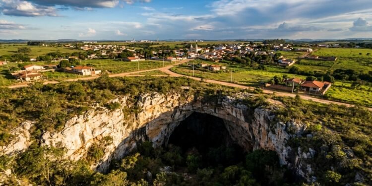 Confins chama atenção pelas formações rochosas e pela história local //