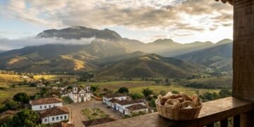 Córrego do Bom Jesus reúne montanhas, ruas tranquilas e paisagens rurais //