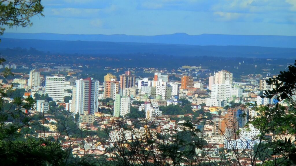 Montes Claros mistura crescimento urbano e paisagens do norte mineiro // Créditos: Wikipedia / Wikimedia Commons