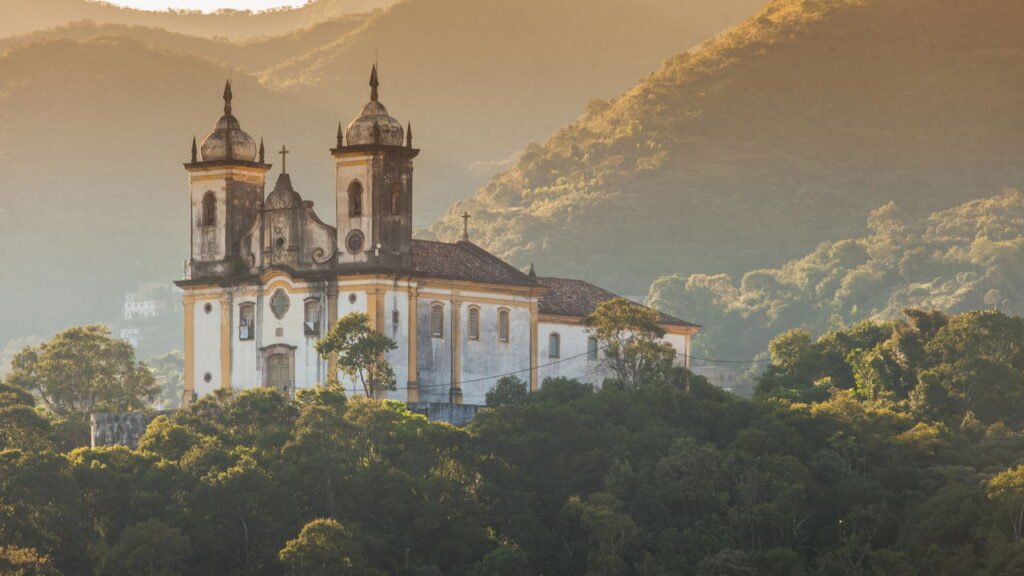 Ouro Preto é um dos destinos históricos mais emblemáticos do Brasil, com igrejas barrocas, ruas de pedra e tradições que atravessam séculos. // Créditos: depositphotos.com / Curioso_Travel_Photography