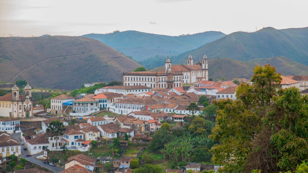 Ouro Preto reúne igrejas, casarões e ruas de pedra entre montanhas // Créditos: depositphotos.com / mytrade1