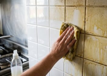 O azulejo engordurado pode perder brilho por causa de uma película fina de gordura e resíduos acumulados perto das áreas de preparo de alimentos