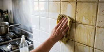 O azulejo engordurado pode perder brilho por causa de uma película fina de gordura e resíduos acumulados perto das áreas de preparo de alimentos