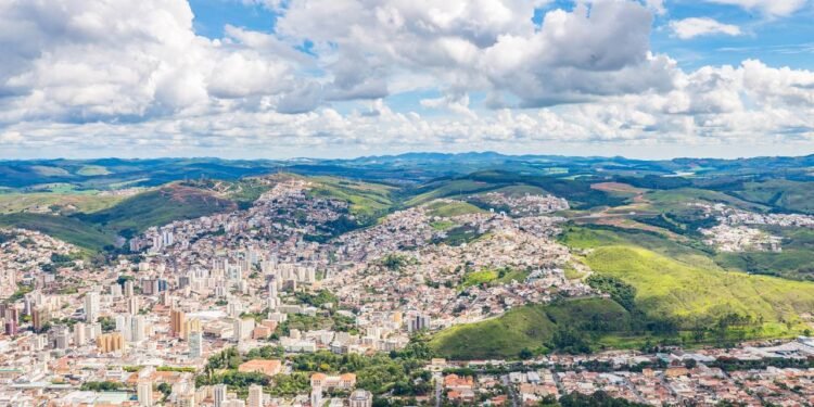 Poços de Caldas une o clima ameno da Serra da Mantiqueira ao seu alto desenvolvimento humano // Créditos: depositphotos.com / paulobaqueta