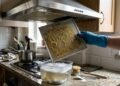 O filtro metálico da coifa acumula gordura e resíduos do preparo dos alimentos, e a limpeza funciona melhor com água quente, detergente e escovação leve