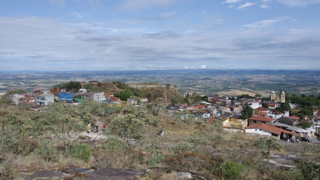 São Thomé das Letras reúne construções de pedra, montanhas e mirantes naturais // Créditos: Wikipedia / Wikimedia Commons