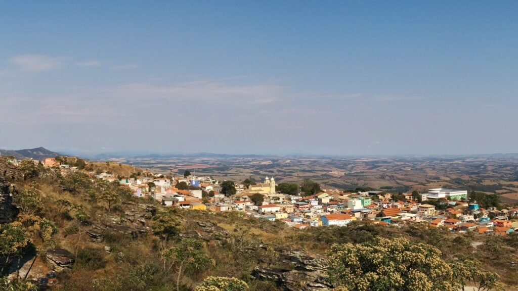 São Thomé das Letras reúne construções de pedra, montanhas e mirantes naturais // Créditos: Wikipedia / Wikimedia Commons