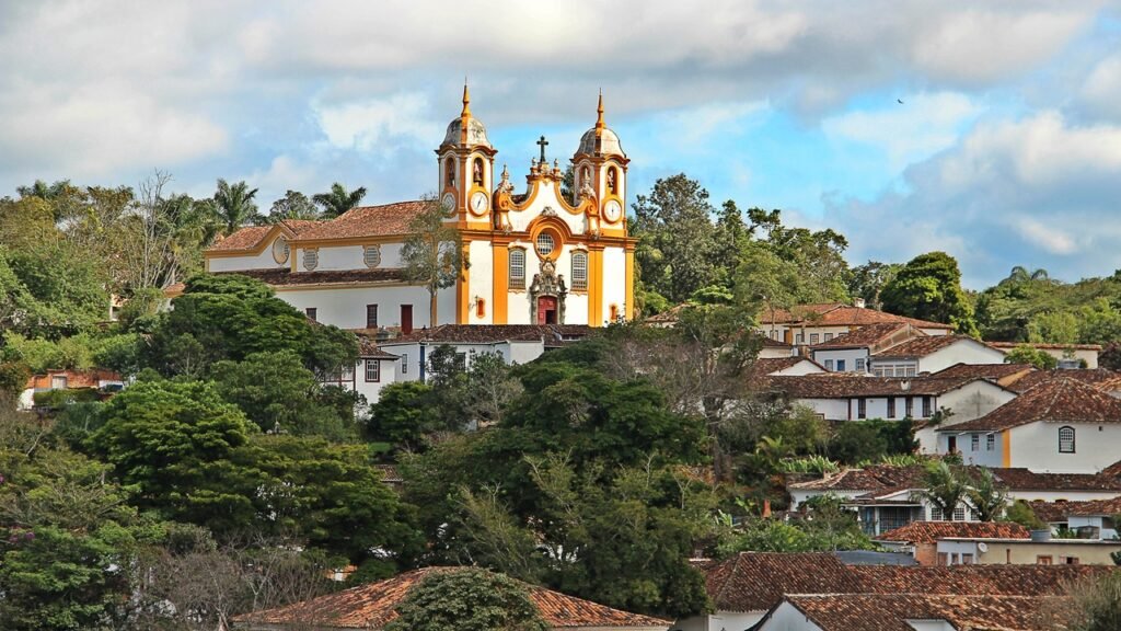 Tiradentes reúne ruas históricas, construções e paisagens mineiras // Créditos: Wikipedia / Wikimedia Commons