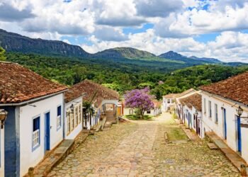 Tiradentes reúne ruas de pedra, igrejas e casarões coloniais // Créditos: depositphotos.com / fredpinheiro64@gmail.com