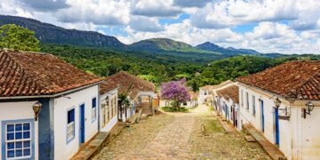 Tiradentes reúne ruas de pedra, igrejas e casarões coloniais // Créditos: depositphotos.com / fredpinheiro64@gmail.com