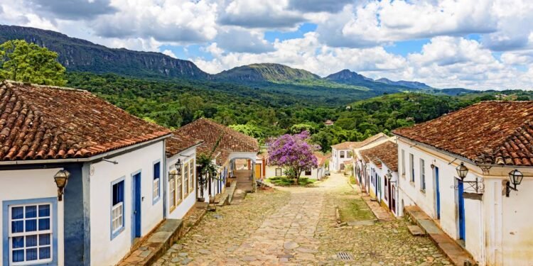 Tiradentes reúne ruas de pedra, igrejas e casarões coloniais // Créditos: depositphotos.com / fredpinheiro64@gmail.com
