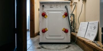 Por que a máquina de lavar nova vibra com parafusos de transporte