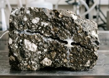 Como o concreto romano consegue fechar pequenas fissuras