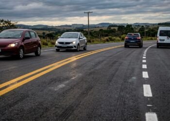 A cor e o formato da linha passam informações diferentes ao motorista