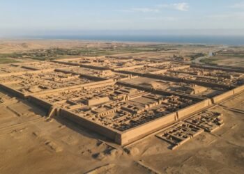 A capital Chimú reuniu muros, reservatórios e áreas produtivas em pleno deserto costeiro